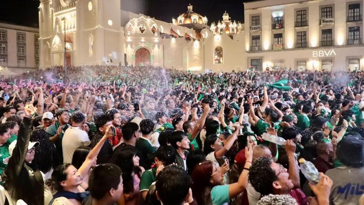 Aficionados celebran garra del Tri pese a derrota en Veracruz