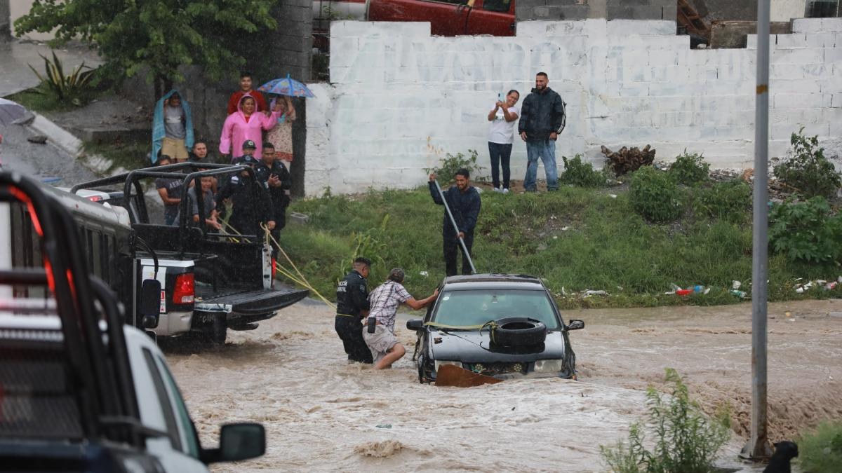 Policía rescata a conductor arrastrado por corriente en Saltillo
