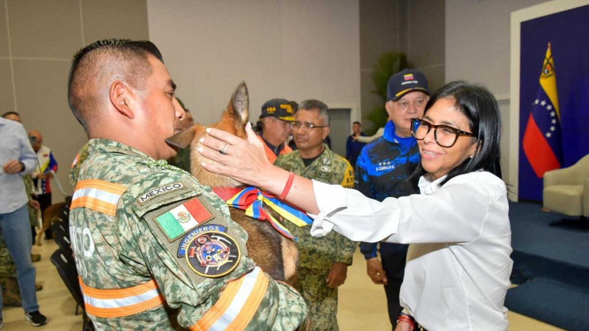 Venezuela dona perrita rescatista a México