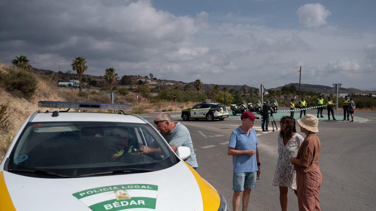 Regresan evacuados tras incendio en Almería, España