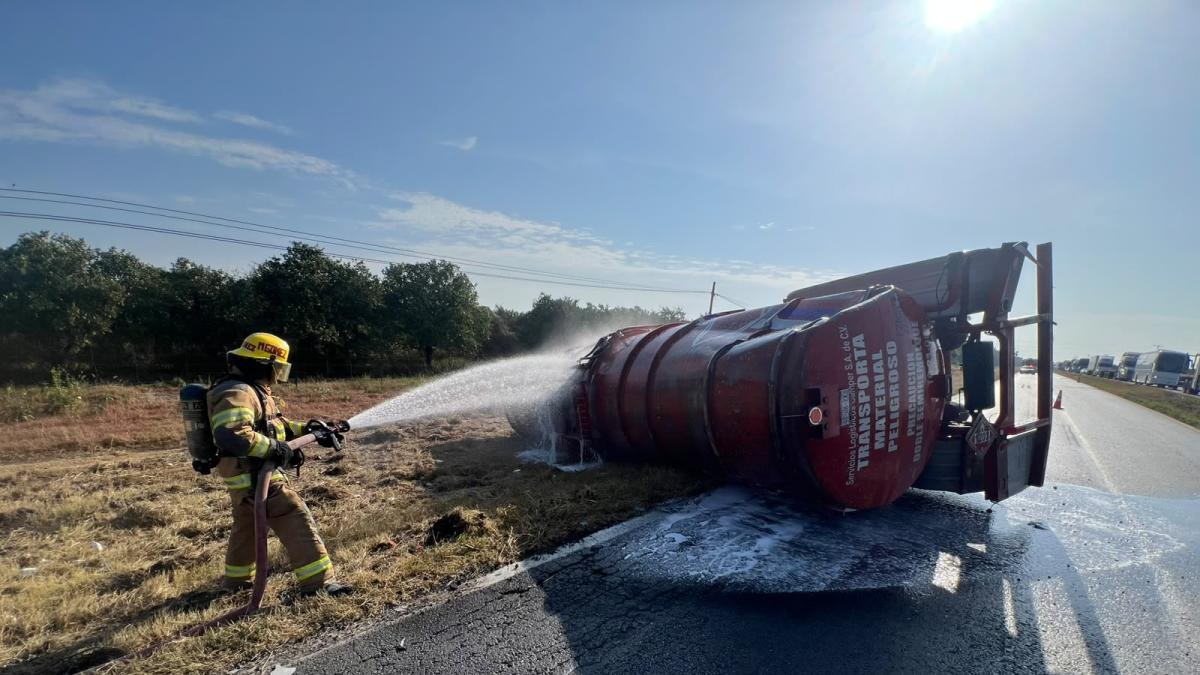 Pipa volcada con gasolina cierra Carretera Nacional en NL