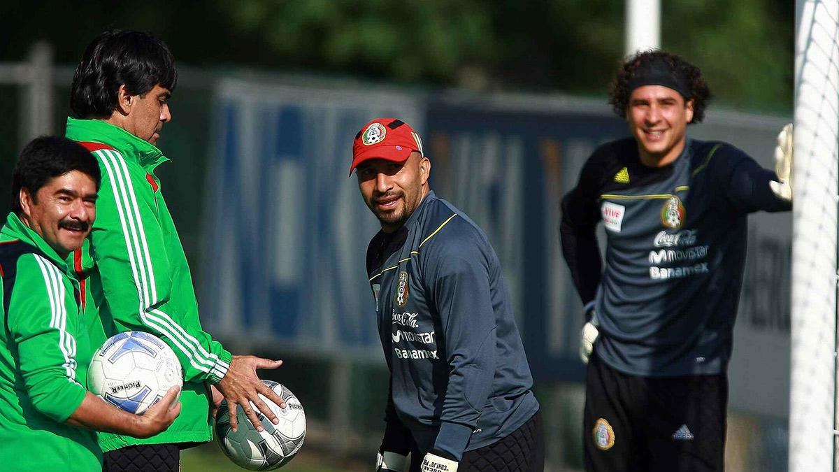 Conejo Pérez habla sobre titularidad que quitó a Memo Ochoa