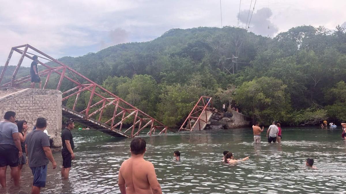 Colapsa puente peatonal en playa La Boquita, Manzanillo