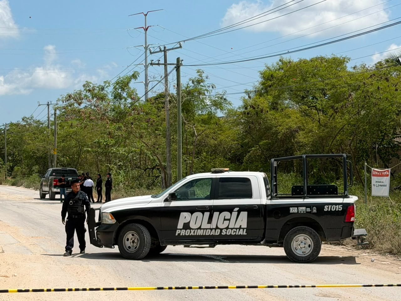 Hallan cuerpo ejecutado en camioneta en Villas Otoch Paraíso