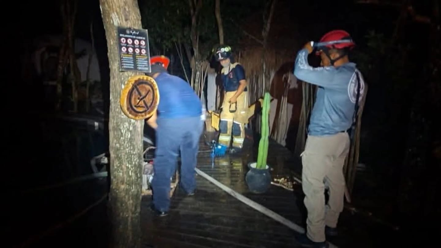 Incendio destruye seis palapas en zona costera de Tulum