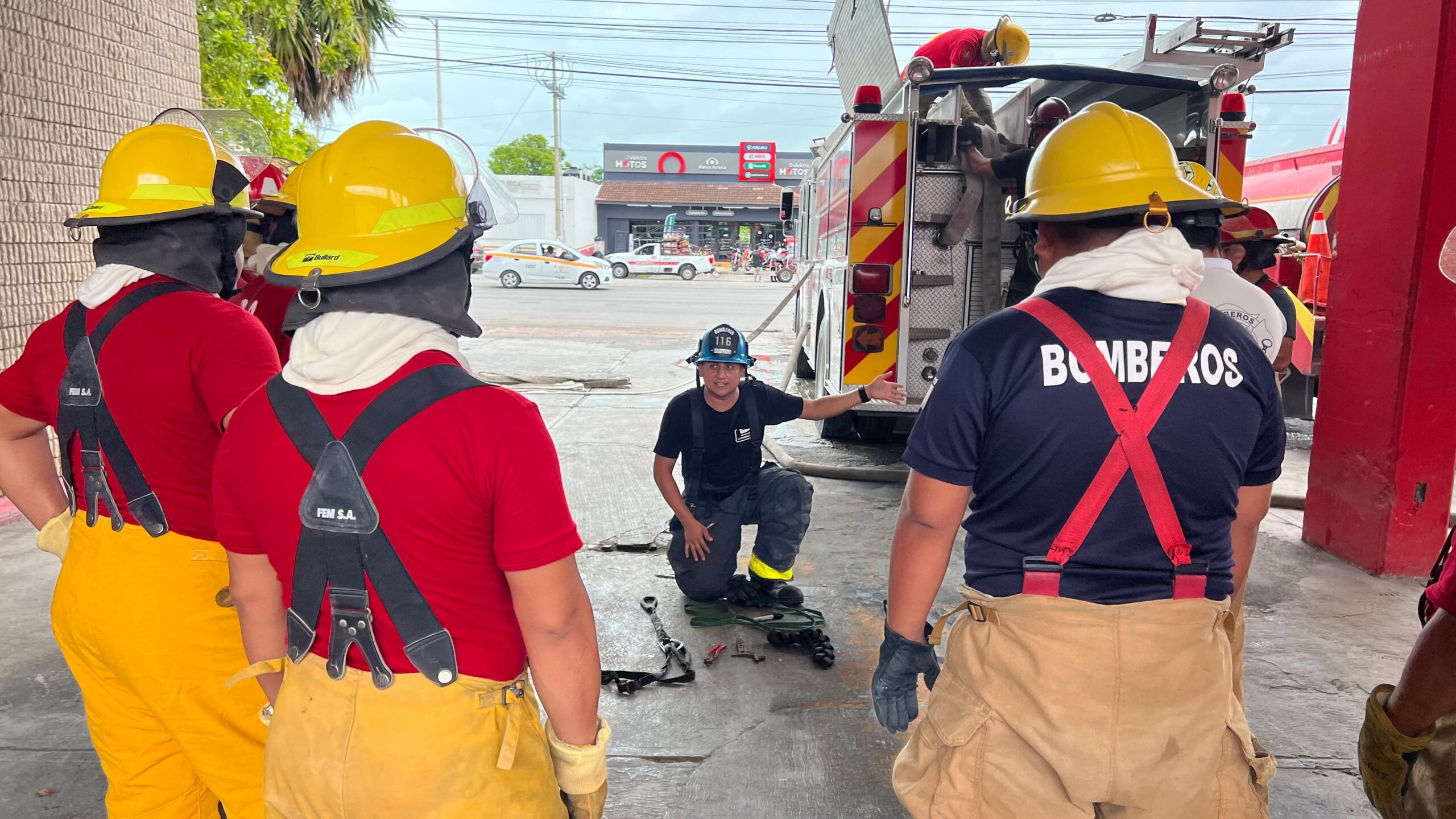 Playa del Carmen capacita a bomberos de Quintana Roo