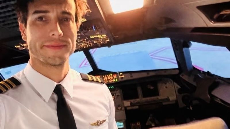 Profesor de aviación saltó de avión y dejó a alumna pilotear