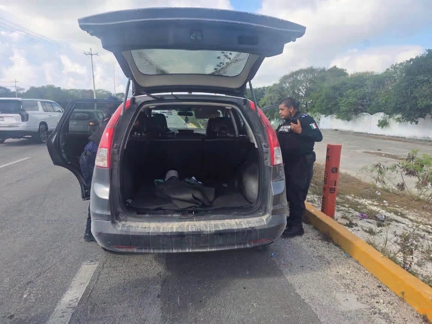 Policía detiene camioneta robada en Puerto Morelos