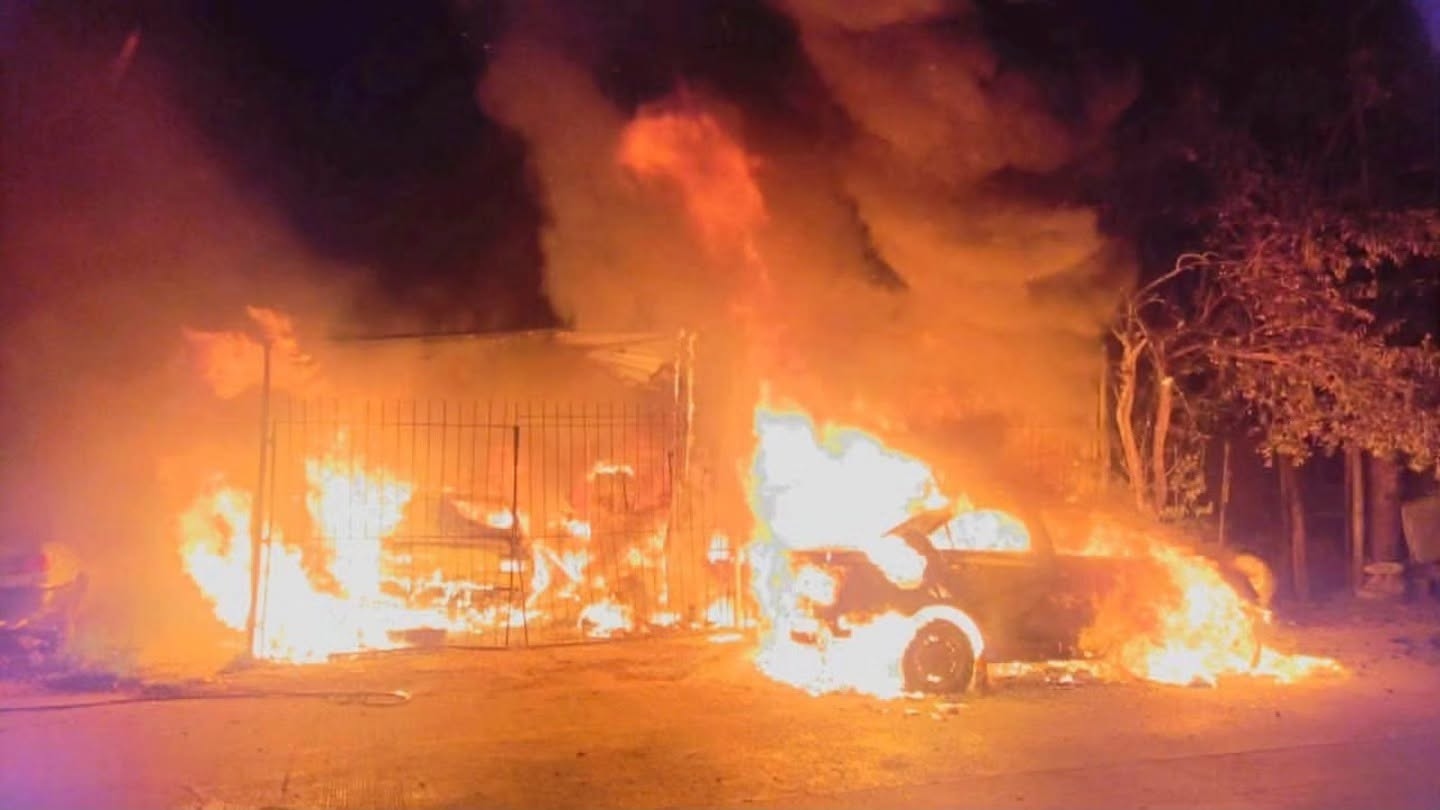 Incendio en taller de Supermanzana 76 deja varios carros quemados