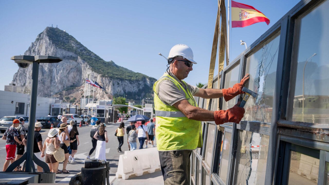 Retiran la Verja entre España y Gibraltar tras acuerdo histórico