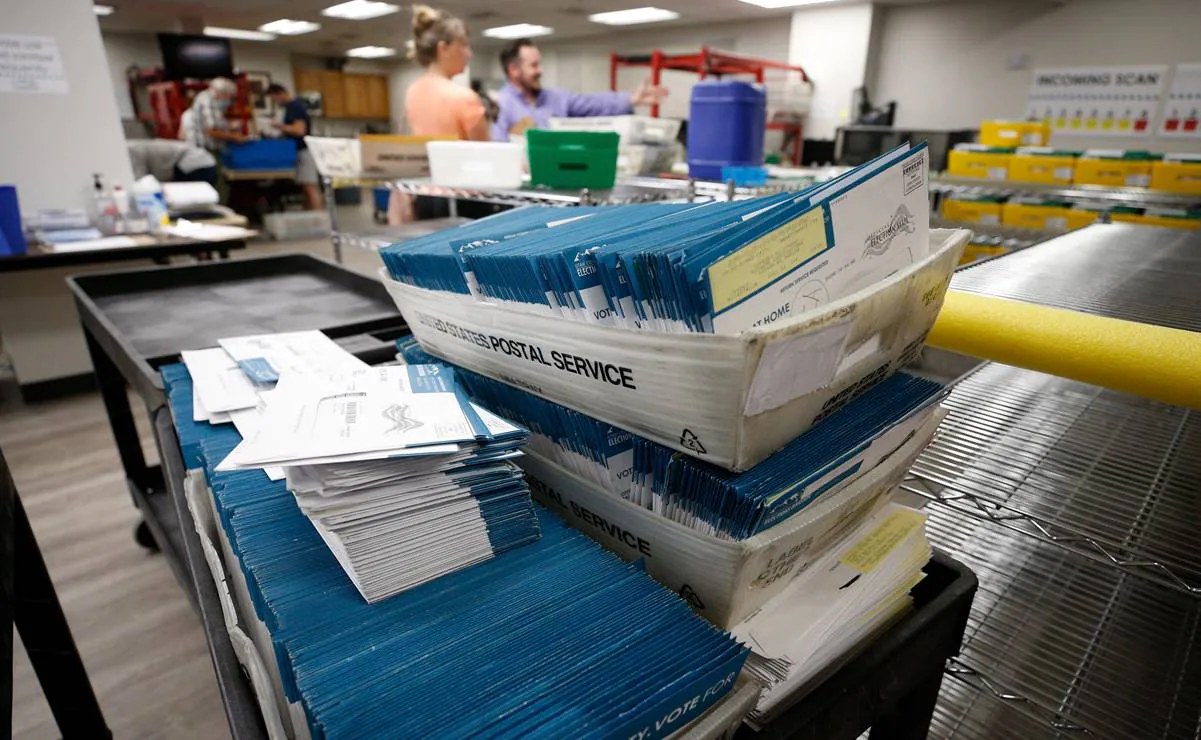 Tribunal bloquea restricciones al voto por correo de Trump