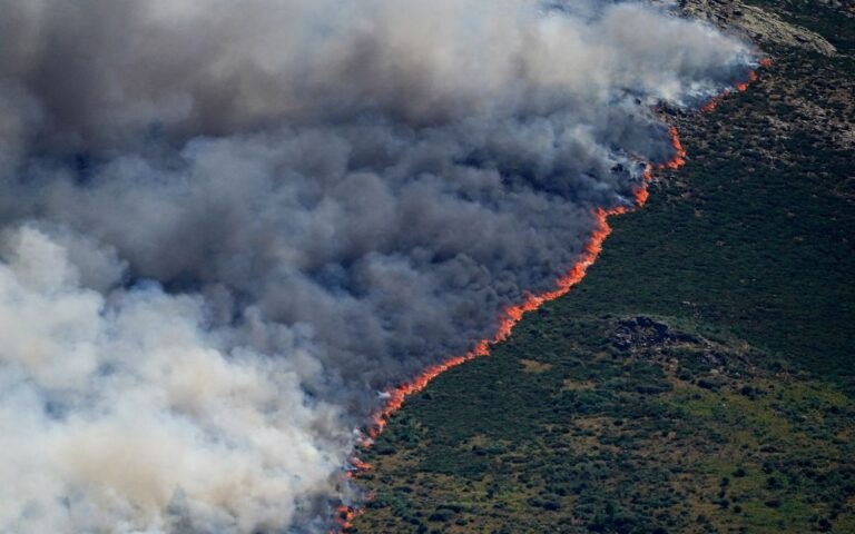 Incendios obligan a evacuar miles en España y Francia