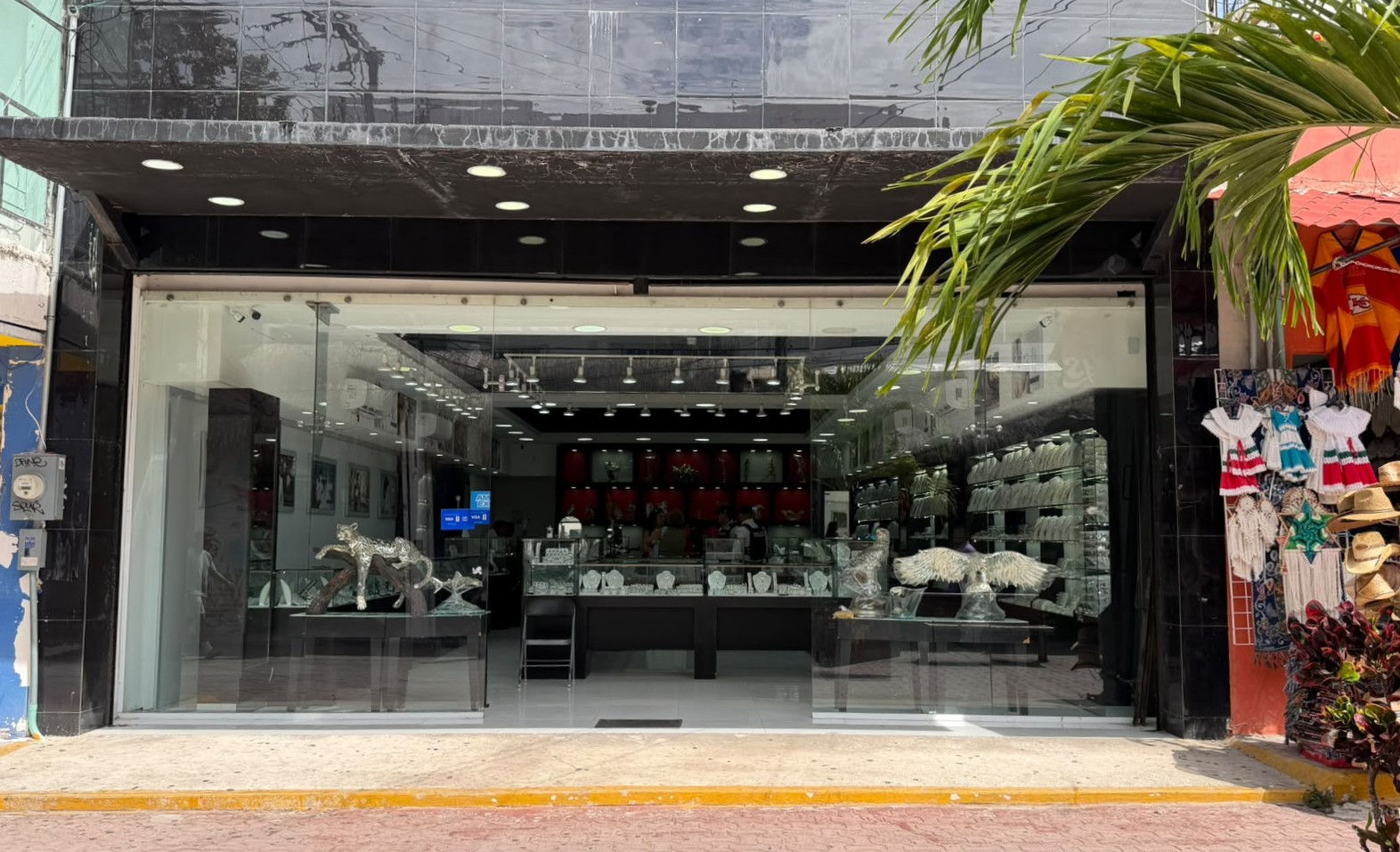 Turistas españoles denuncian presunta estafa en joyería
