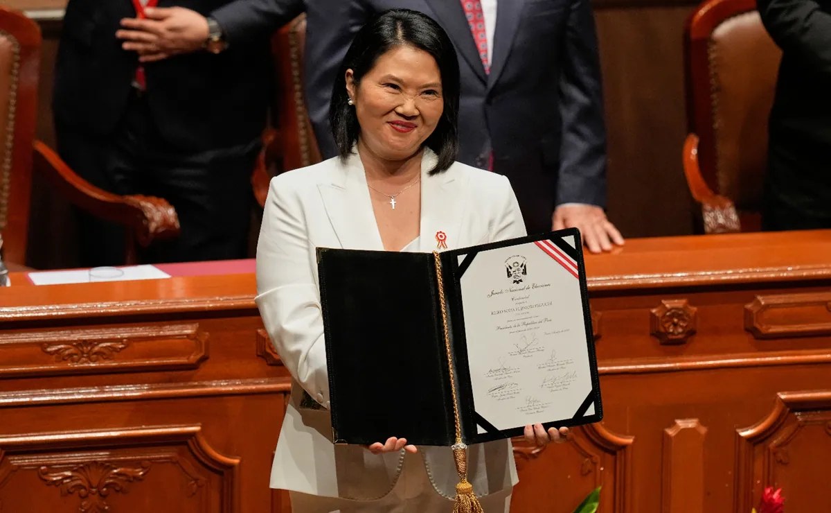 Keiko Fujimori asume presidencia de Perú tras inestabilidad política