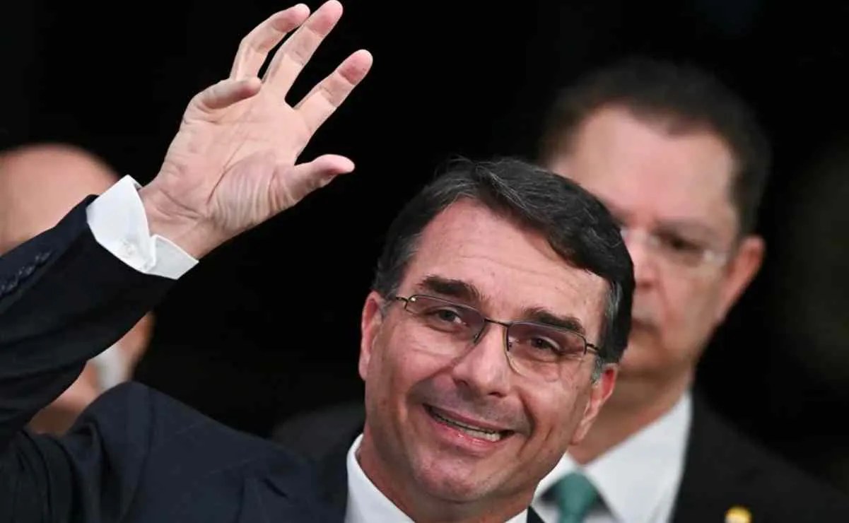 Partido de Bolsonaro proclama a Flávio candidato presidencial