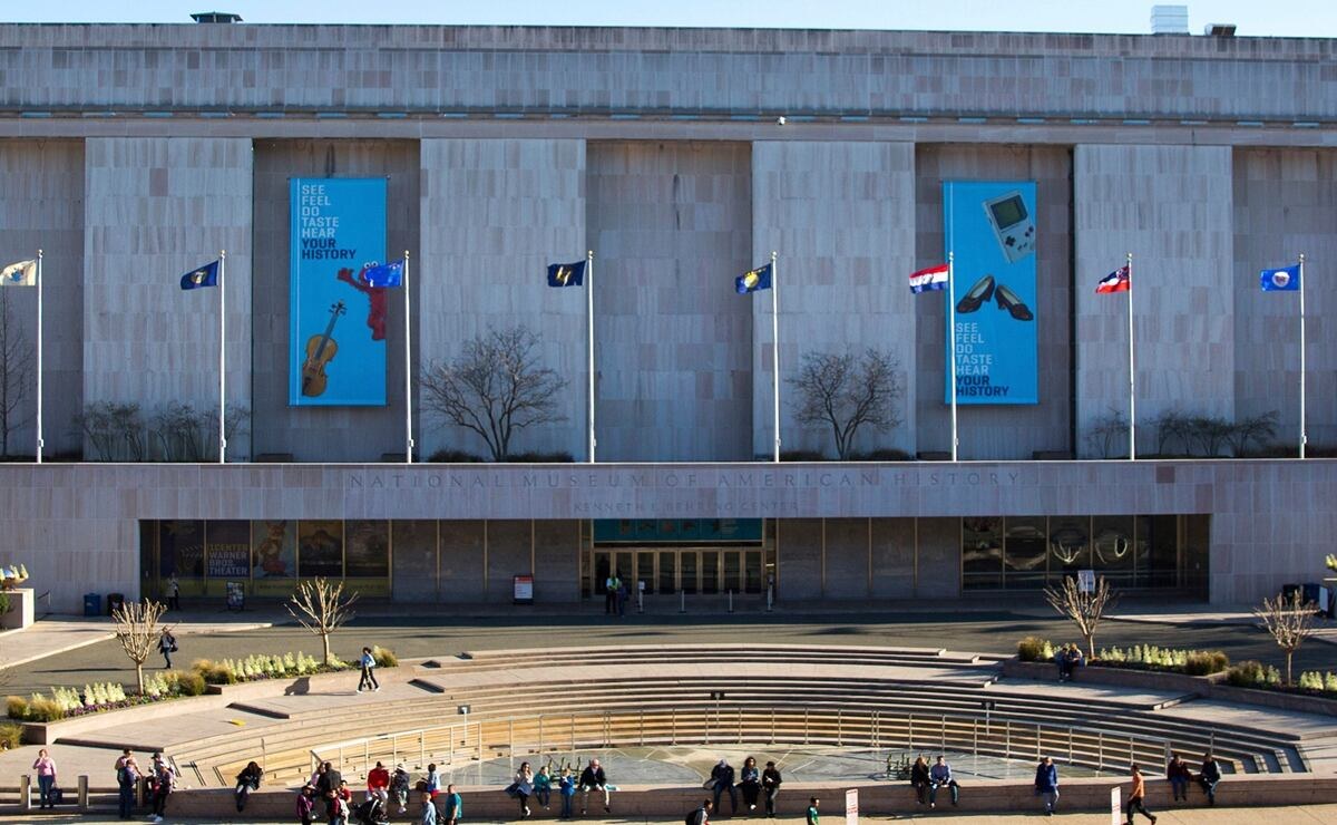 Trump ordena advertencias en Museo Smithsonian por sesgo