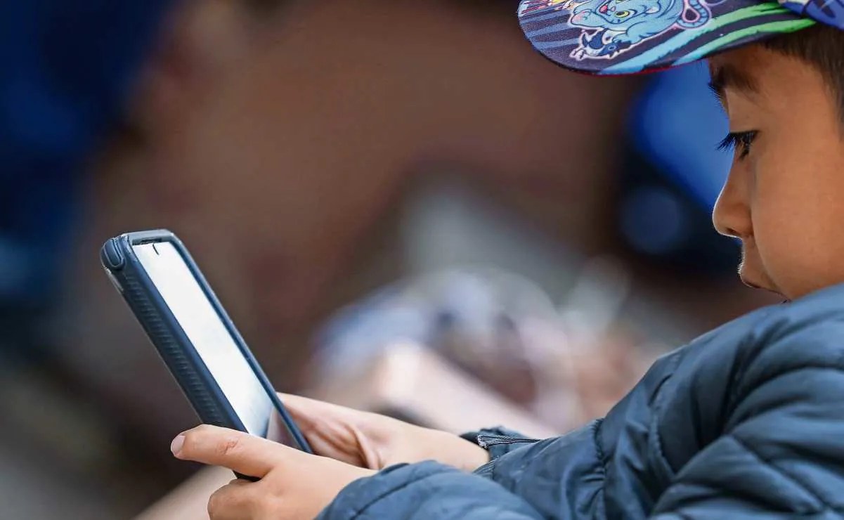 Expertos alertan sobre pérdida de 20 años por redes sociales