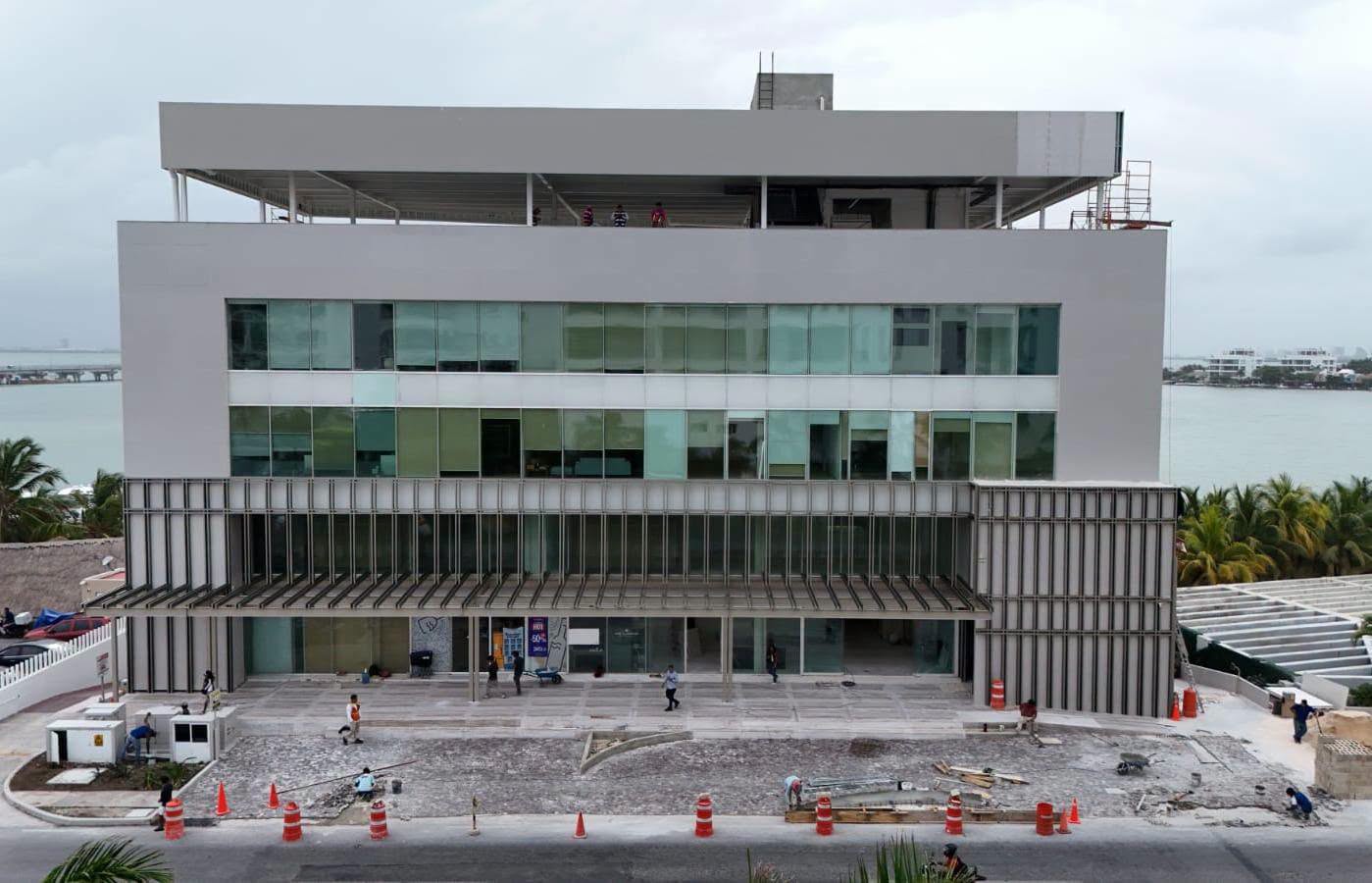 Trabajadores protestan por falta de pago en Cancún