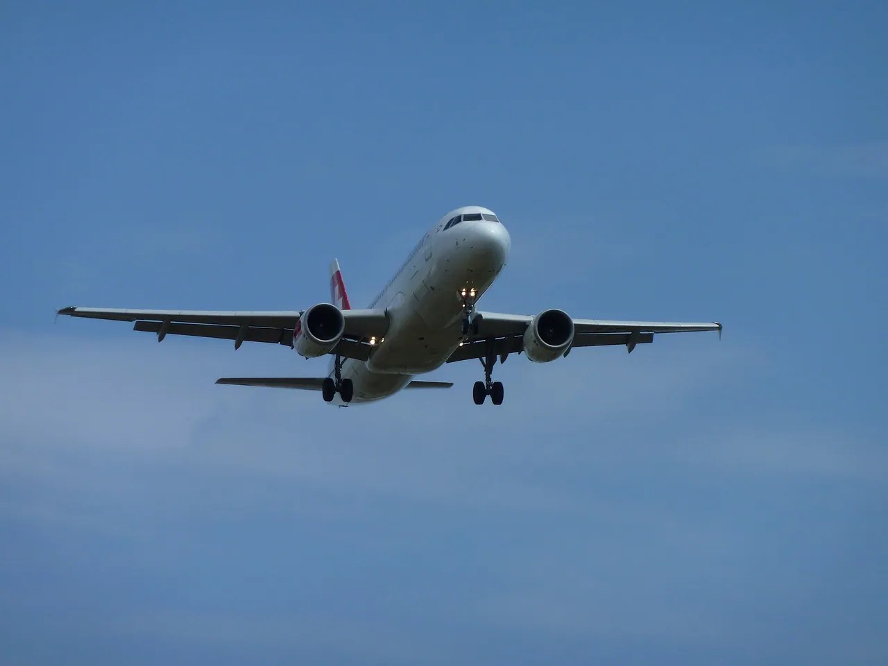 Demanda mundial de transporte aéreo cae 1.7% en junio