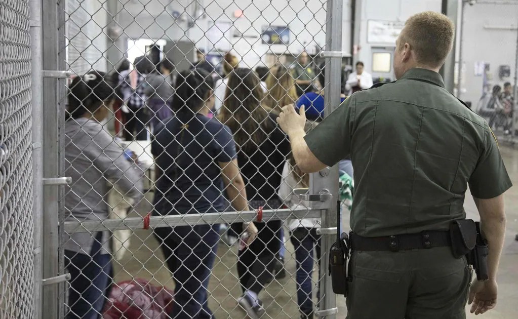 Denuncian abusos en centro de detención migrante en Texas