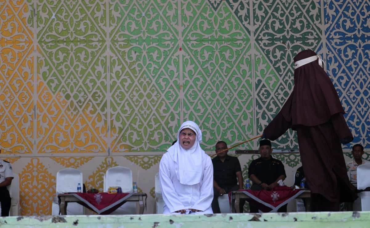 Pareja recibe latigazos por violar ley sharia en Aceh