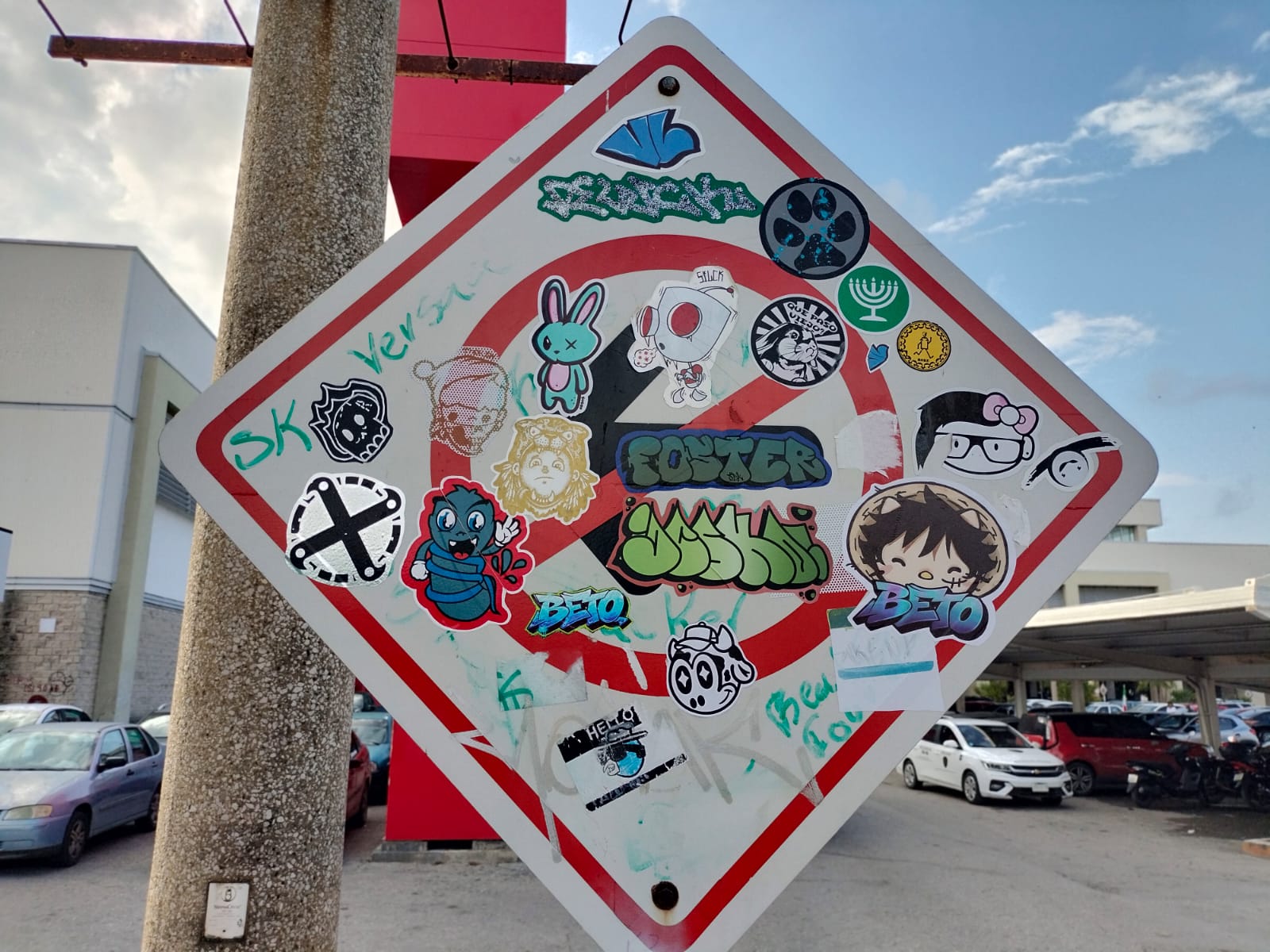 Señalética de Cancún presenta vandalismo y abandono