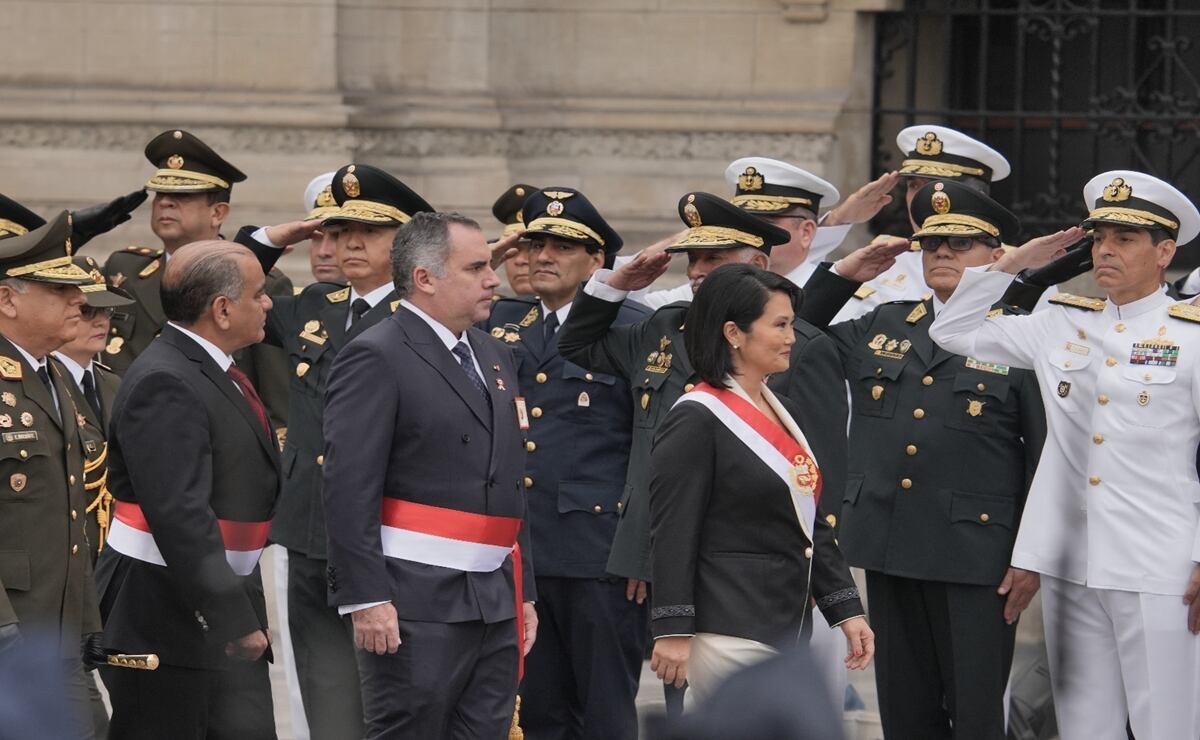 Keiko Fujimori asume mando supremo de fuerzas en Perú