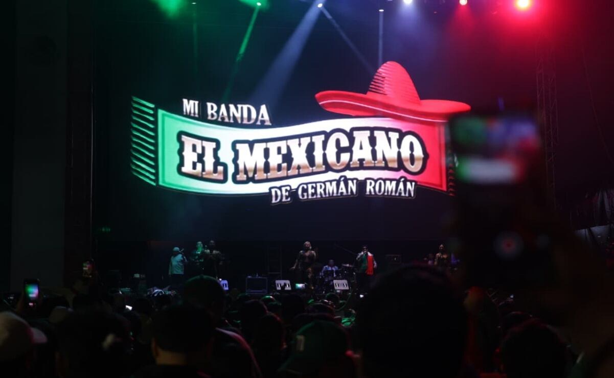 Mi Banda el Mexicano anima explanada del Monumento a la Revolución