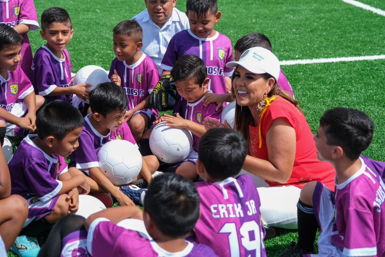 Supervisan nueva cancha de fútbol en José María Morelos