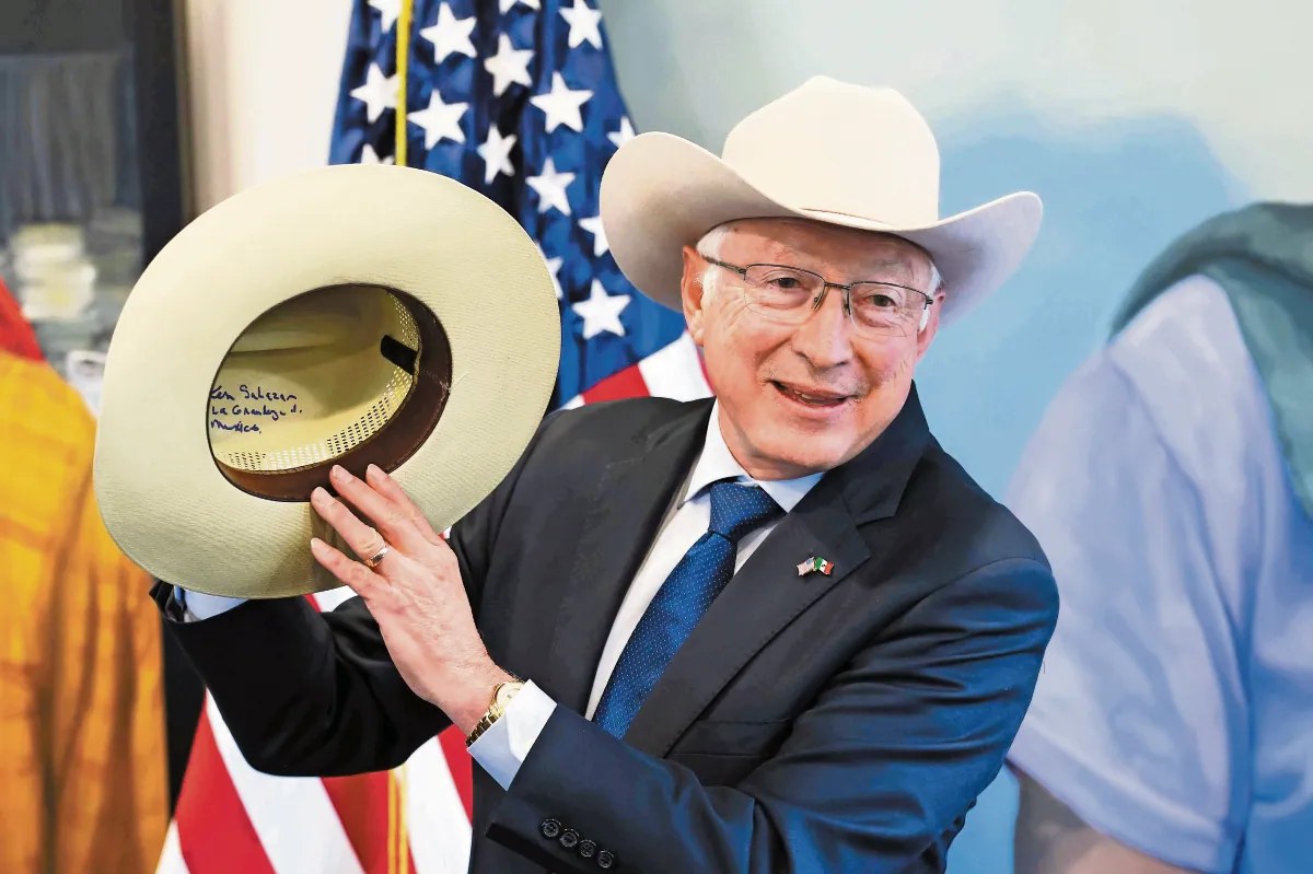 Sheinbaum señala contradicciones en versión de Ken Salazar
