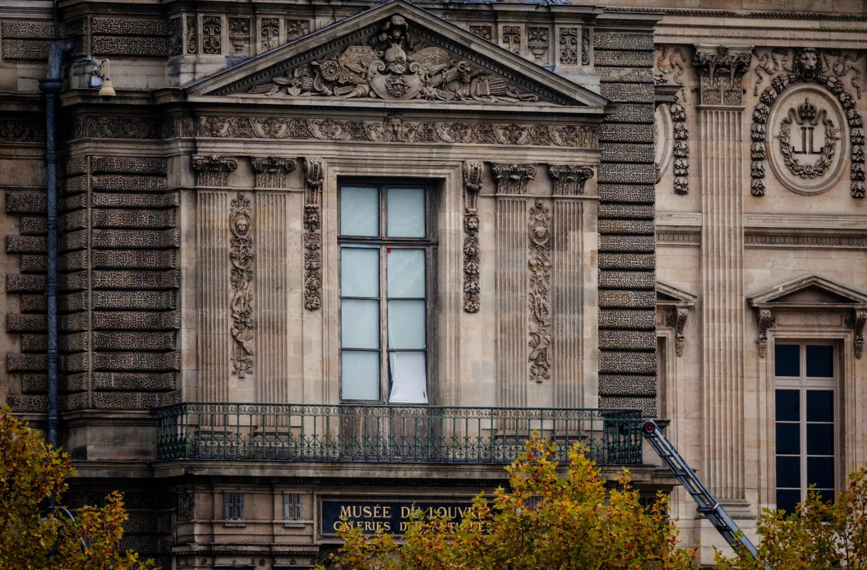 Reabre Galería del Louvre tras robo de joyas de la corona