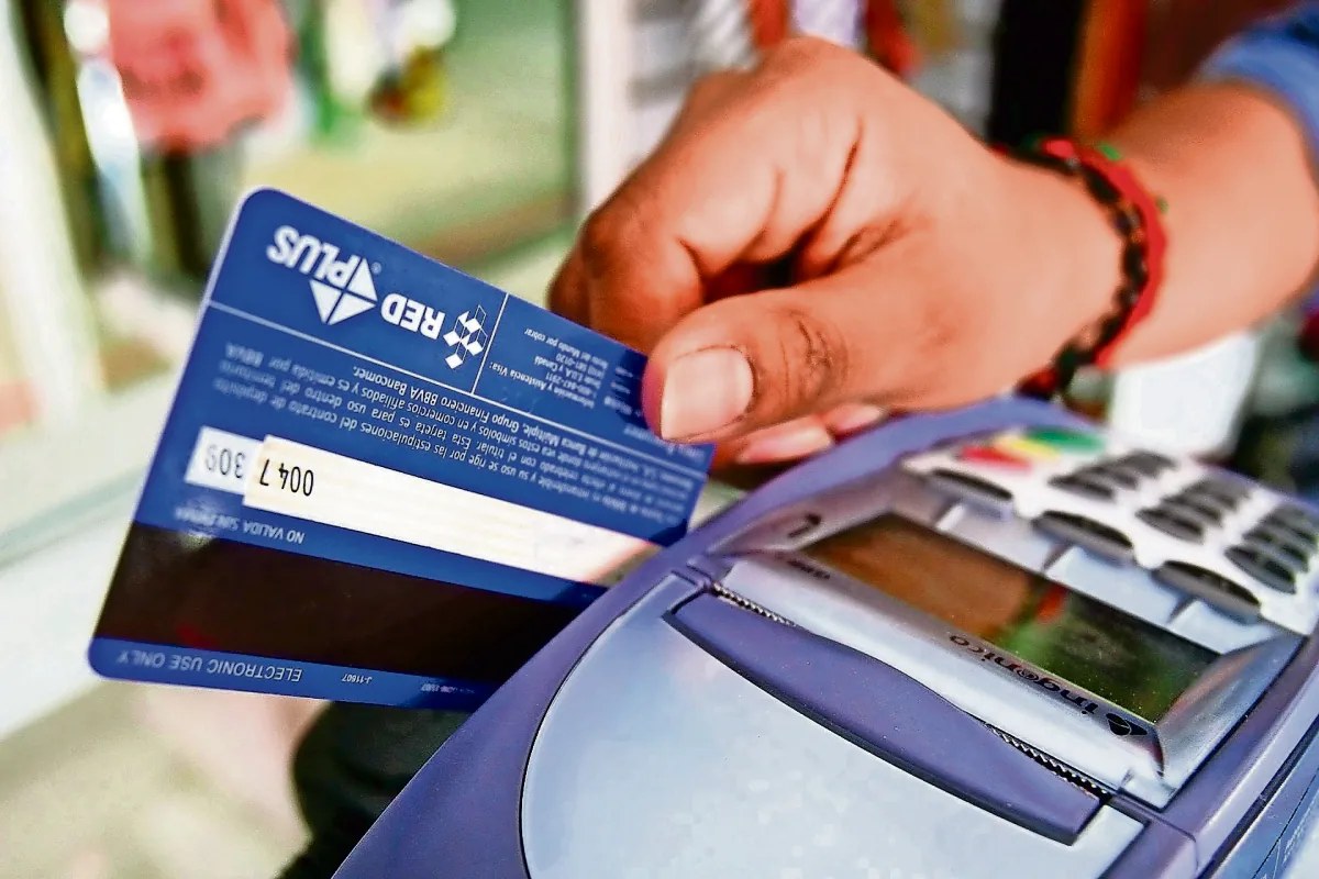 PRI propone reforma para frenar intereses abusivos en tarjetas