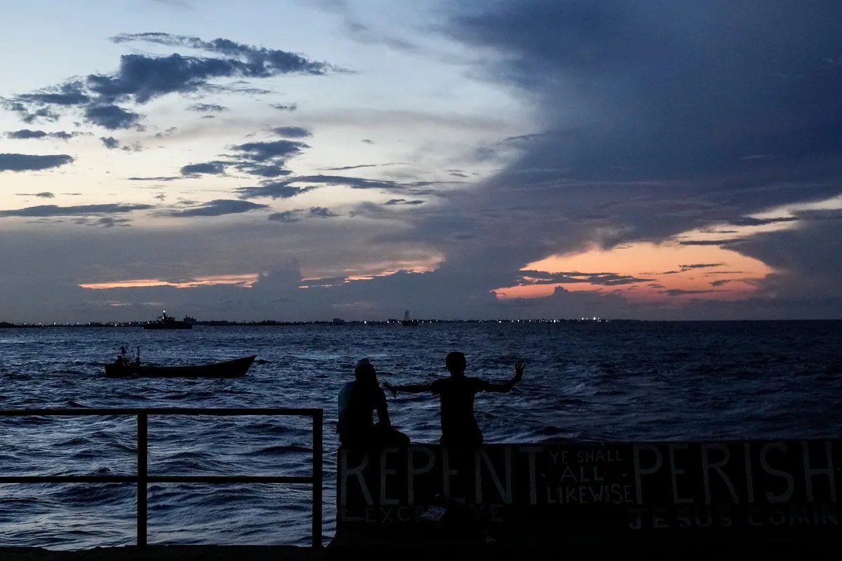 Volcadura de ferry deja decenas desaparecidos en Guyana