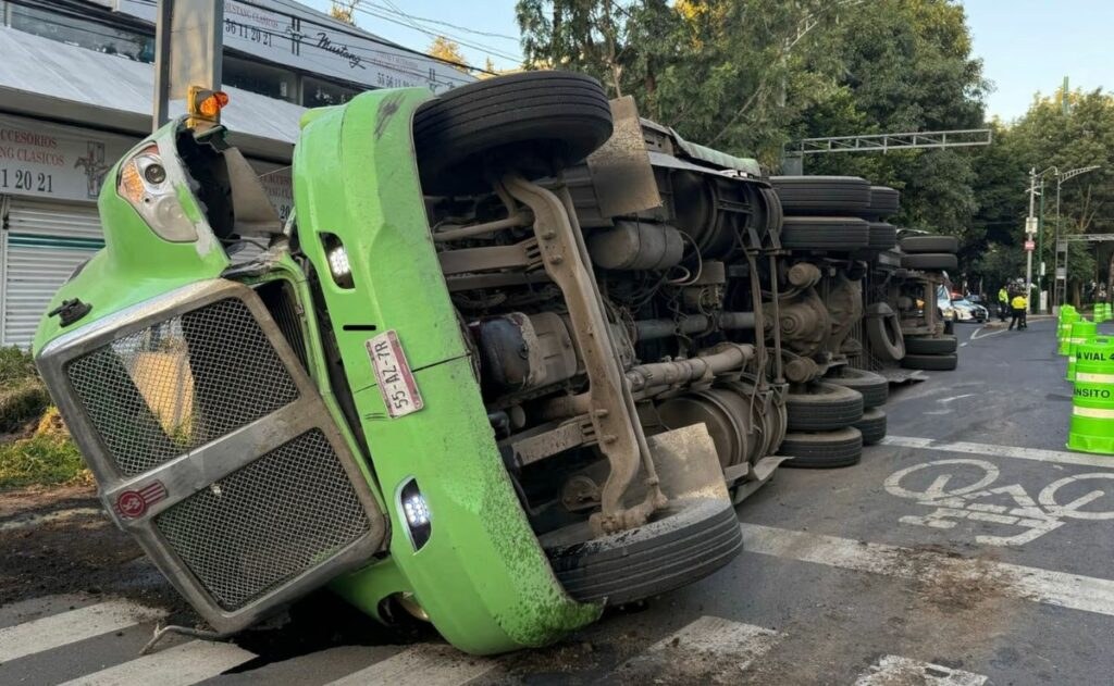 Accidente de tráiler genera caos vial en Eje 6 Sur