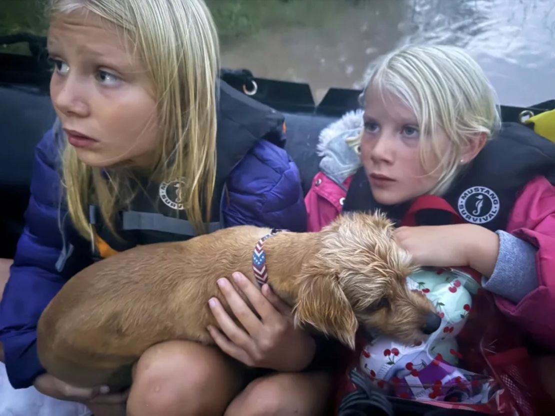 Inundaciones en Texas dejan dos muertos y cientos rescatados
