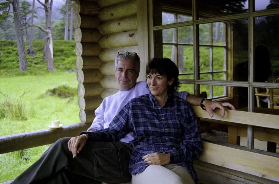 Supervivientes cuestionan testimonio de asistente de Epstein