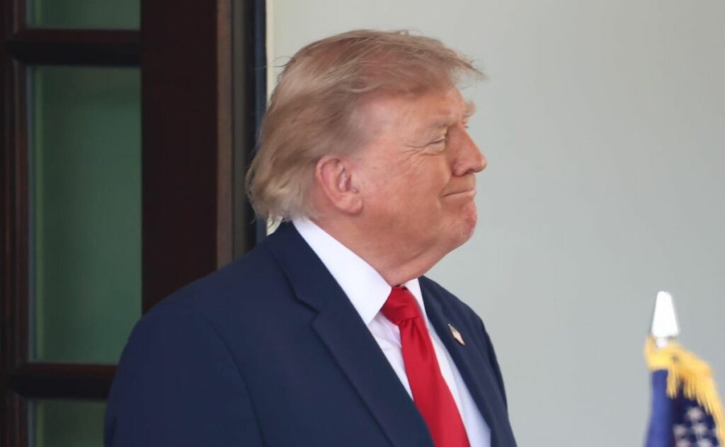 Trump cancela impuesto a buques en estrecho de Ormuz