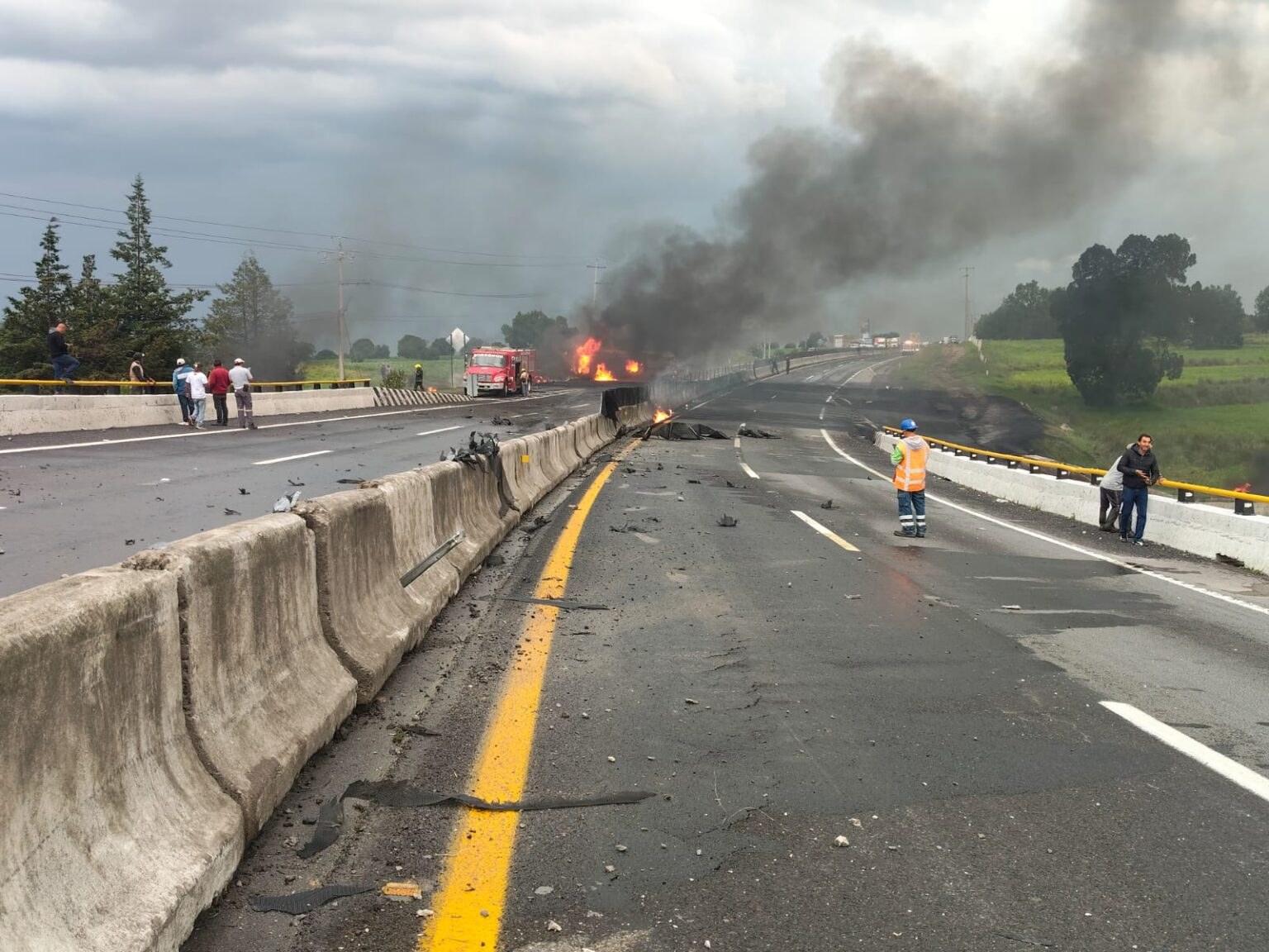 Explosión de pipa deja un muerto en carretera México-Veracruz