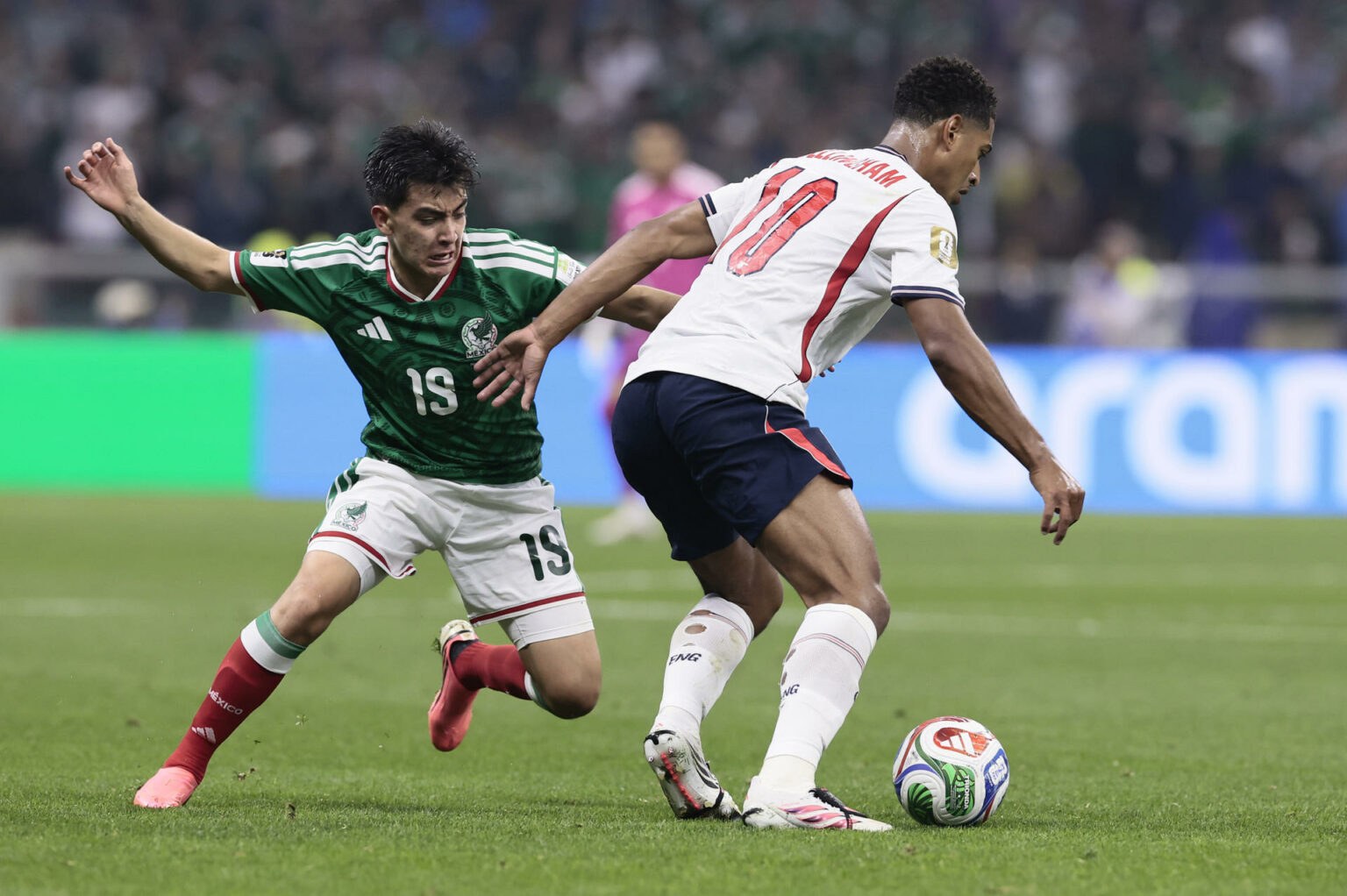 Bellingham consuela a Gilberto Mora tras México vs Inglaterra
