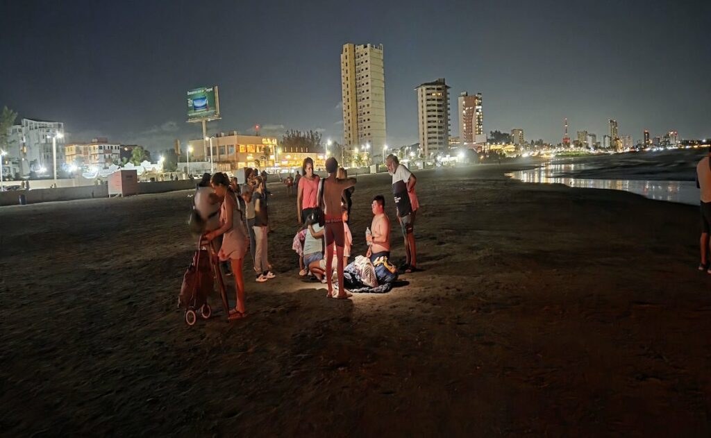 Hallan sin vida a dos turistas en playa Santa Ana