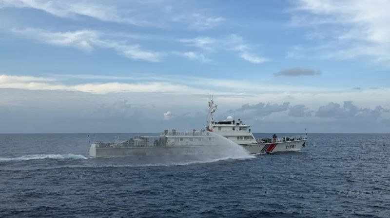 Barco chino dispara cañón de agua a embarcación filipina