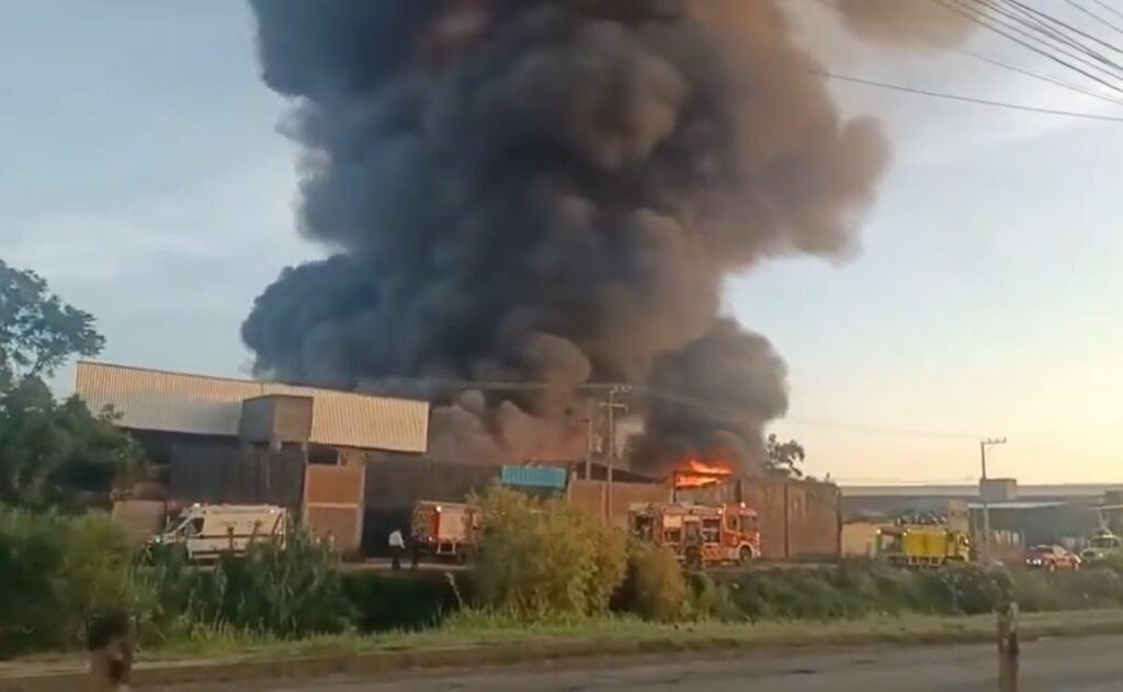 Incendio consume fábrica y afecta tres empresas en Morelia