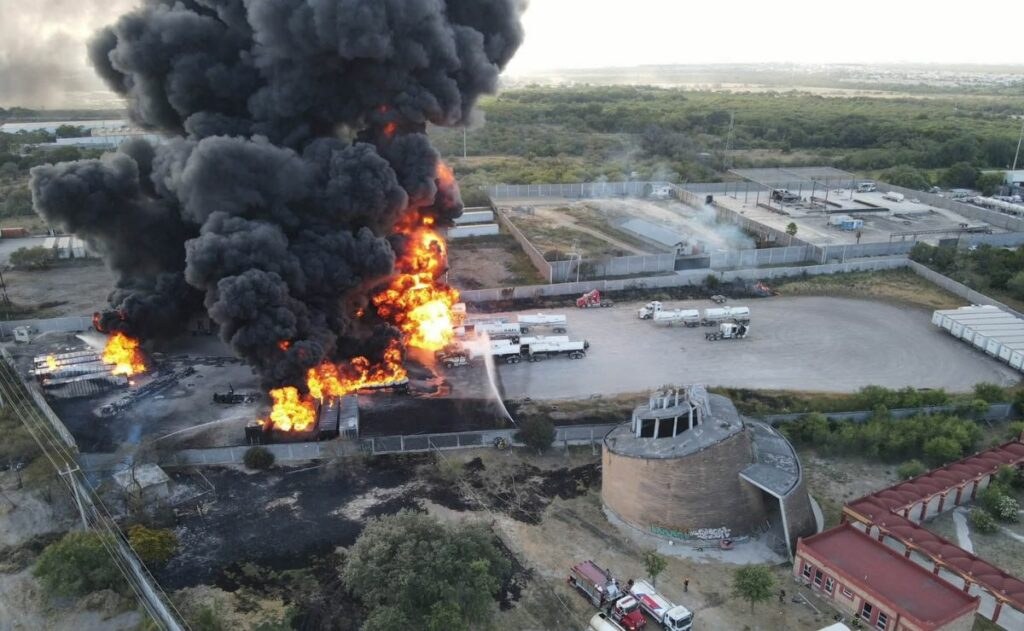 Incendio en Pesquería deja un muerto y tres heridos graves