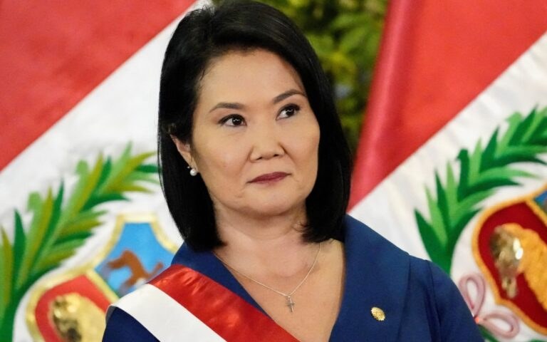 Keiko Fujimori asume la presidencia en Perú dividida