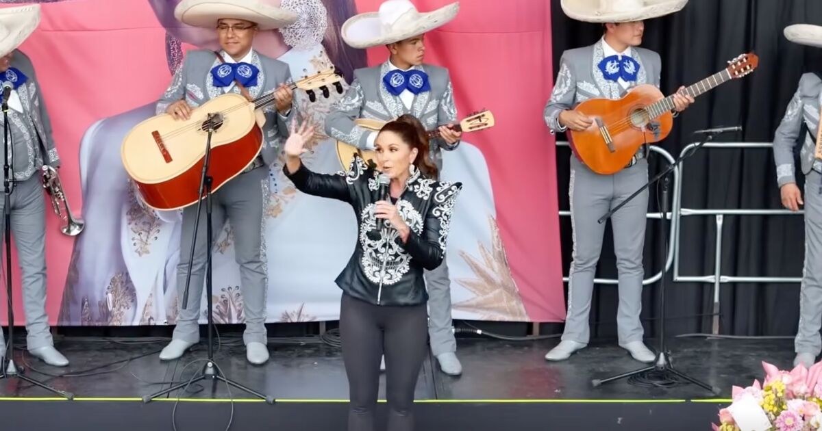 Lucero ofrece concierto sorpresa en la Central de Abasto