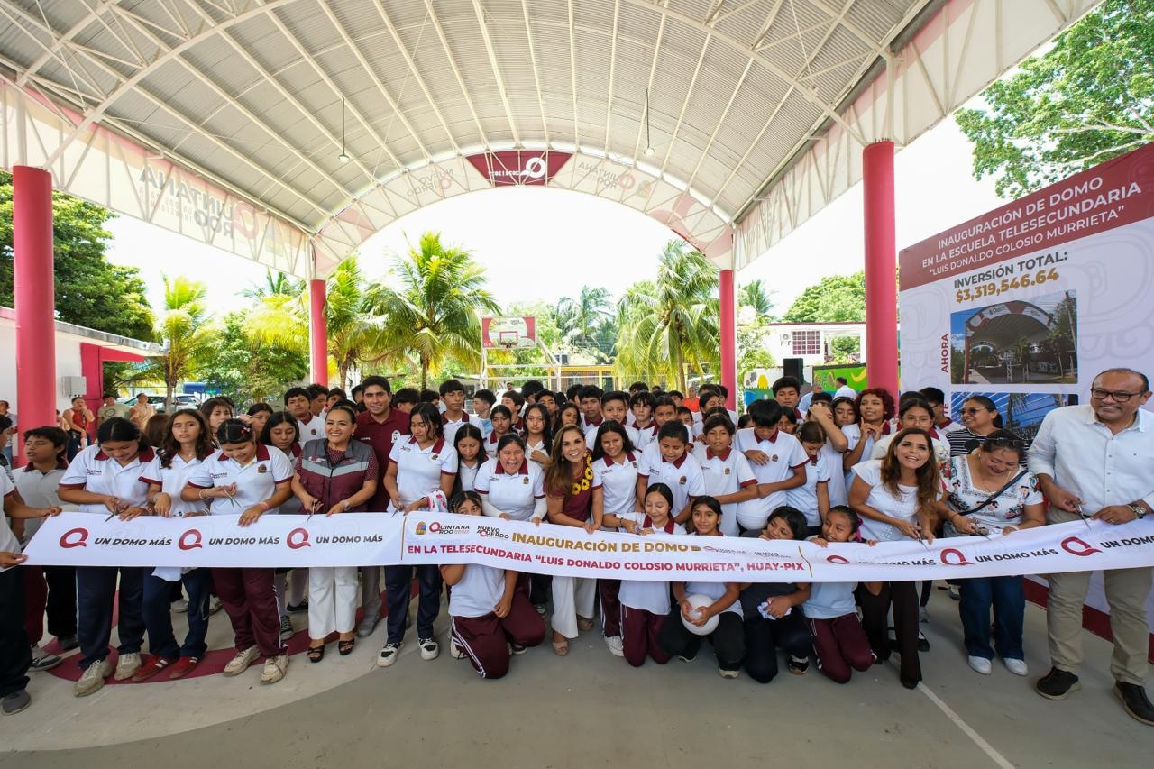 Entrega Mara Lezama domo en telesecundaria de Huay-Pix