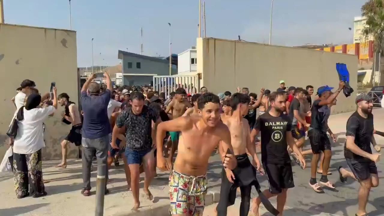 Miles cruzan desde Marruecos hacia Ceuta en crisis migratoria