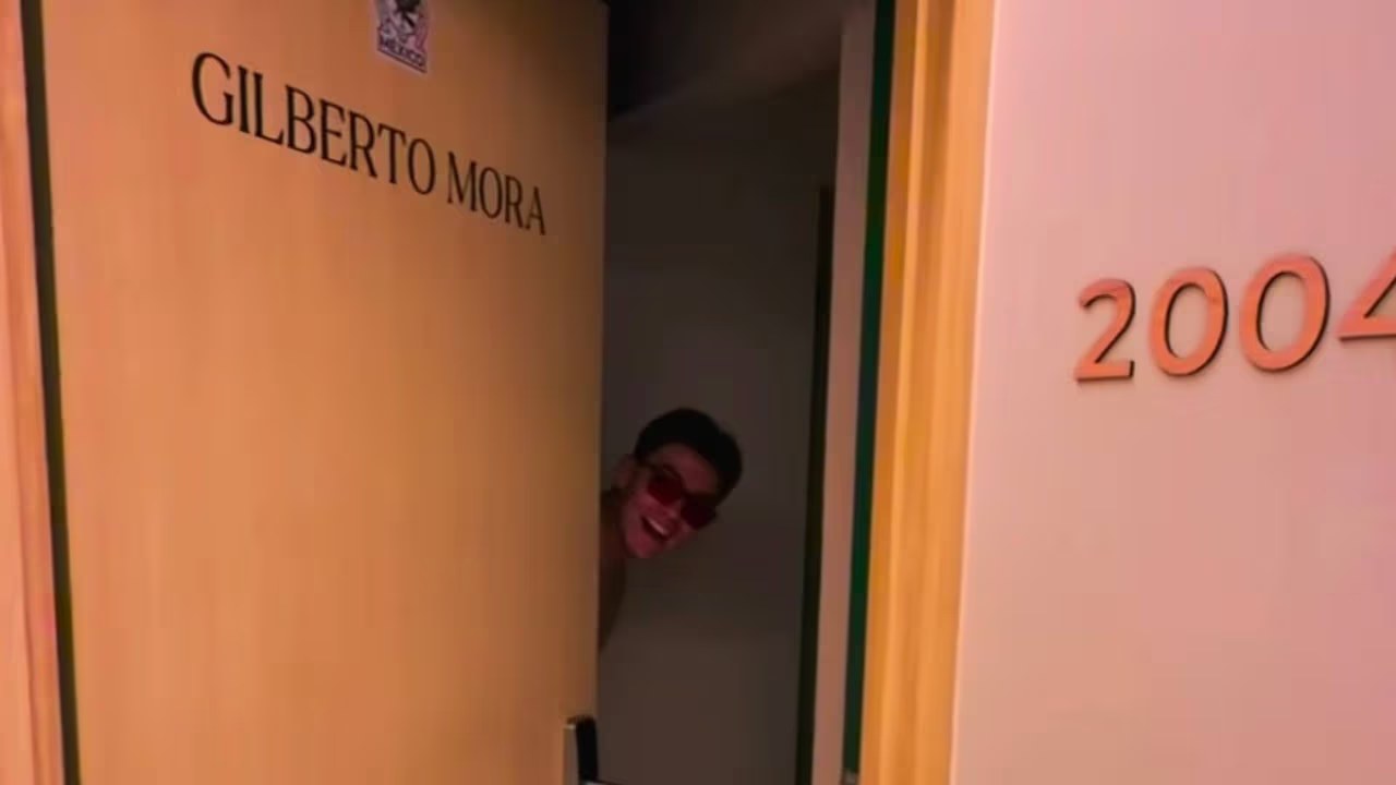 Memo Ochoa bromea con Gilberto Mora antes de partido clave
