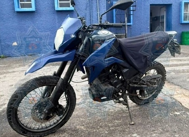 Detienen a presunto narcomenudista en Cancún con motocicleta robada