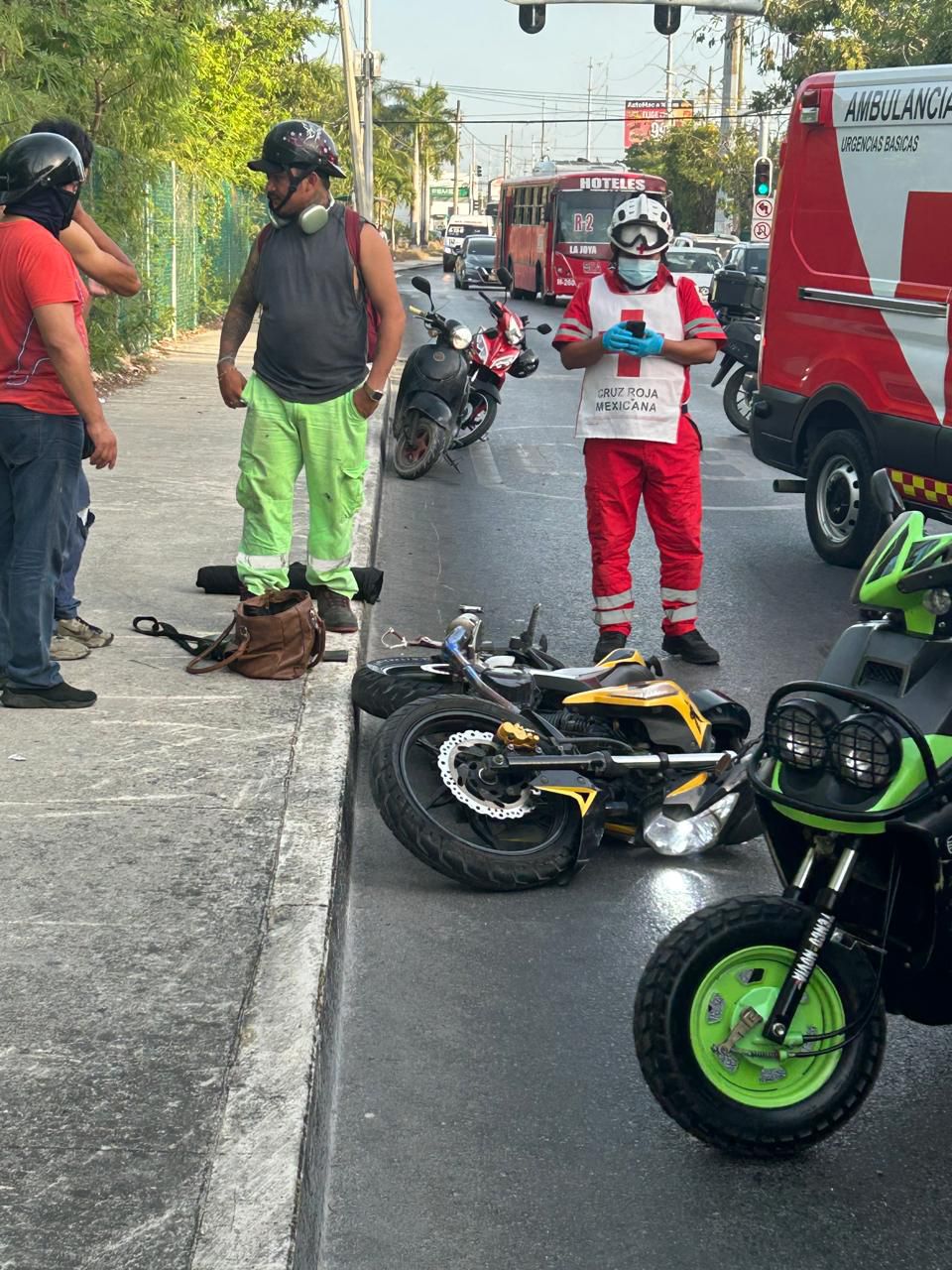 Autobús atropella a motocicleta en Cancún